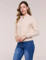 Cardigan tejido con cierre frontal de la marca Rio & Rian, de silueta entallada y estilo bomber, color beige. Cuenta con cuello a la base, cierre metálico completo, textura labrada en relieve en el frente y las mangas, mangas largas con puños acanalados y ruedo recto.