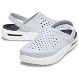 Zuecos Crocs modelo InMotion LiteRide Clog, de color gris en la parte superior perforada con tira trasera pivotante y suela gruesa de plataforma en color blanco con detalles negros.