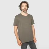 Remera de algodón orgánico slub con cuello redondo y textura irregular, de corte clásico y manga corta.