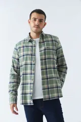 Camisa de hombre a cuadros color rosa, blanco y azul, de corte slim, manga larga, con bolsillo en el pecho y logo bordado.