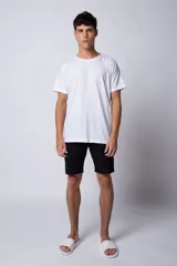Remera de corte clásico y calce holgado, con cuello redondo y mangas cortas, confeccionada en tejido de algodón de color negro.