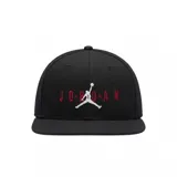 Gorra tipo snapback de la marca Jordan, color negro con visera plana. Presenta el logo Jumpman bordado en blanco en el centro, rodeado por la palabra 'JORDAN' bordada en letras rojas.