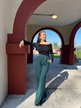 Pantalón de vestir verde esmeralda, de corte palazzo y tiro alto.