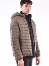 Campera puffer con capucha, diseño acolchado horizontal, cierre frontal y bolsillos laterales.