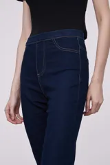 Calza de jean azul oscuro, corte skinny y tiro alto.