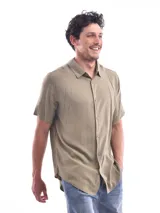 Camisa manga corta color verde militar, con cuello clásico y cierre abotonado.