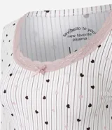 Blusa de pijama de manga larga con escote redondo adornado con encaje y un pequeño lazo central. Presenta un estampado de corazones pequeños sobre un fondo de rayas verticales finas.