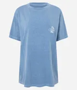 Remera deportiva de corte oversized, confeccionada en algodón color azul, con cuello redondo, manga corta y estampado lettering en el pecho.