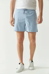 Short de baño liso de corte clásico, con cintura elástica ajustable mediante cordón. Cuenta con dos bolsillos laterales y uno trasero, confeccionado en tejido ligero de secado rápido con logo bordado.