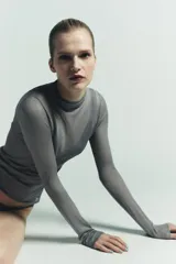 Camiseta de manga larga y cuello subido, confeccionada en tejido de mezcla de viscosa con un patrón calado o perforado.