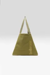 Bolso tote reversible color verde militar confeccionado en lona, con doble asa superior y logo estampado vertical en el frente.