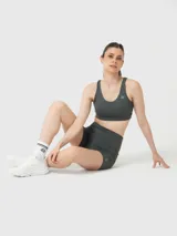Calza corta de tiro alto con bolsillos laterales, confeccionada en tejido técnico con acabado de aloe vera. Presenta costuras reforzadas y logo sutil en la parte inferior.