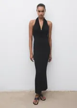 Vestido largo negro entallado de diseño halter con cuello drapeado, sin mangas, espalda abierta y apertura trasera.
