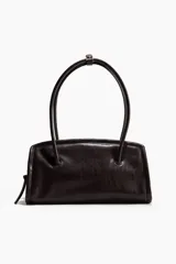 Cartera de hombro rectangular con acabado brillante, cierre superior y asas largas unidas por una trabilla con hebilla metálica.