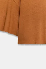 Camiseta de corte holgado confeccionada en una mezcla de algodón y lino, con cuello redondo y mangas tipo capa acampanadas.