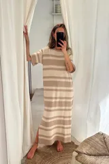 Vestido tejido a rayas horizontales color beige y marrón claro, de corte recto, largo midi y mangas cortas.