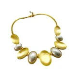 Collar corto dorado con eslabones gruesos y colgantes ovalados de bronce y perlas plásticas.