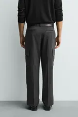 Pantalón cargo de corte recto confeccionado en tejido elástico, con bolsillos laterales tipo plastrón con solapa, bolsillos frontales y cierre de cremallera con botón.