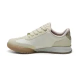 Championes deportivos Via Marte modelo Aubrey, en tonos off-white, beige y detalles dorados. Presentan diseño de paneles, cordones al tono y suela de goma con tracción.
