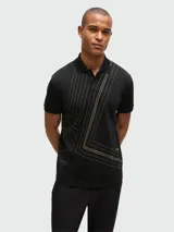 Polo de manga corta Boss confeccionada en algodón interlock, de color negro con estampado geométrico de líneas finas en tono dorado. Presenta cuello clásico con cierre de botones.