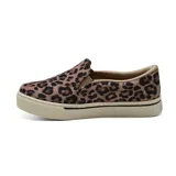Championes deportivos Via Marte modelo Nevaeh tipo slip-on, con estampado animal print de leopardo, elásticos laterales y suela de plataforma baja en color tostado.