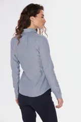 Camisa celeste de corte clásico, con cuello abotonado y mangas largas.