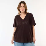 Camiseta de manga corta color marrón con diseño de punto calado y escote en V.