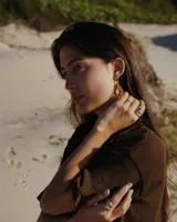 Anillo de diseño orgánico con forma irregular que evoca texturas marinas, con estructura abierta y acabado brillante.