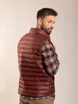 Chaleco negro acolchado con cierre frontal y bolsillos laterales con cierre.