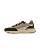 Championes de estilo urbano para mujer, confeccionados en una combinación de cuero y gamuza en tonos marrones y beige. Presentan detalles metalizados en los laterales, cordones al tono y una suela de goma con plataforma dentada.