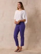 Pantalón verde esmeralda de gabardina elastizada, marca Zac & Rachel, de corte recto con pretina ancha pespunteada y largo al tobillo. Presenta bolsillos simulados.