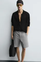 Bermuda de corte regular fit, confeccionada en una mezcla de algodón y lino. Presenta bolsillos laterales, bolsillos traseros de plastrón y cierre frontal con cremallera y botón.