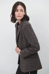 Blazer de paño con estampado de cuadros en tonos marrones, con solapas clásicas, hombreras, cierre frontal con un botón y botones decorativos en los puños.
