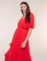 Vestido midi Sandra Darren de gasa plisada color rojo, con escote en V cruzado, mangas cortas fluidas y lazo ajustable en la cintura.