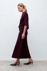 Falda midi tejida de corte recto y silueta ajustada, con cintura elástica y diseño minimalista.
