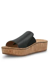 Sandalias Hush Puppies modelo Corla, color negro, con plataforma de corcho y capellada de cuero con detalle elástico lateral y etiqueta de la marca.