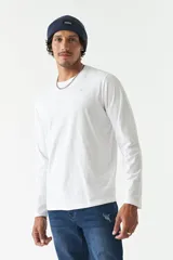 Remera de manga larga para hombre con escote redondo y logo bordado en el pecho.