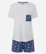 Pijama corto de dos piezas de la marca Lov, confeccionado en viscolycra. Incluye una remera blanca de manga corta, cuello redondo y un bolsillo frontal a cuadros, combinada con un short azul marino con estampado a cuadros y diseño de osos, con cintura elástica.