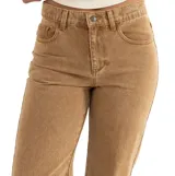Pantalón de jean tiro alto en color beige, con corte recto y cierre frontal con botón y cremallera.