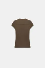 Camiseta ajustada de color amarillo claro, con diseño de escote cuadrado, manga corta y bajo recto.