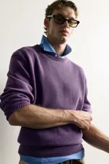 Sweater de punto de algodón morado, con cuello redondo, manga larga y acabados en rib.