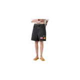 Short de denim color negro con efecto acid wash y parches bordados en la pierna izquierda.