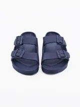 Sandalias negras con doble tira y hebillas ajustables.