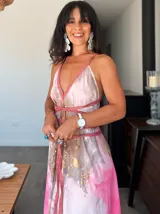 Vestido largo verde con diseño estampado tipo tie-dye y detalles dorados, de corte fluido, un solo hombro y diseño amplio.