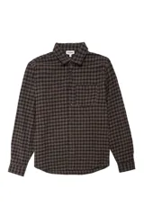 Camisa de manga larga confeccionada en franela con estampado a cuadros en tonos oscuros. Presenta cuello clásico, cierre frontal con botones, puños abotonados y un bolsillo aplicado en el pecho.