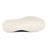 Zapato casual Hi-Tec Eros color marrón, estilo mocasín, con capellada de cuero, elásticos laterales y suela blanca de goma.