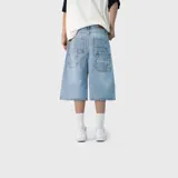 Bermuda baggy de denim celeste de corte ancho, con múltiples bolsillos traseros y detalle de bordado en uno de ellos.