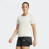 Remera de entrenamiento Adidas color beige, con cuello redondo, mangas cortas y las icónicas tres rayas de la marca en los laterales. Presenta el logo de Adidas estampado en el pecho y tecnología de absorción de humedad.