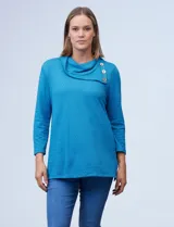 Blusa celeste en tejido texturado, marca Ruby Rd. Cuello volcado con aplique de botones.