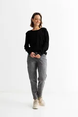 Sweater de punto con acabado metalizado, cuello redondo, manga larga y puños acanalados.